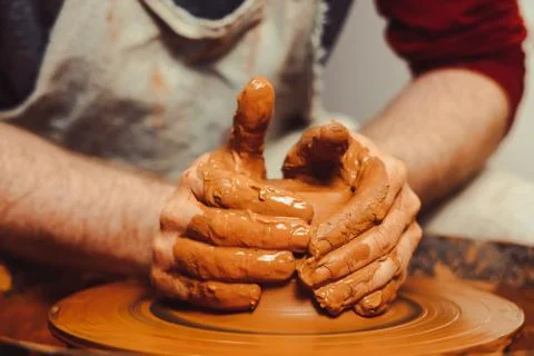 Potter makes a jug 库存照片