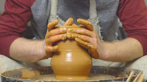 Potter makes a pitcher in the workshop Vidéo 111452696
