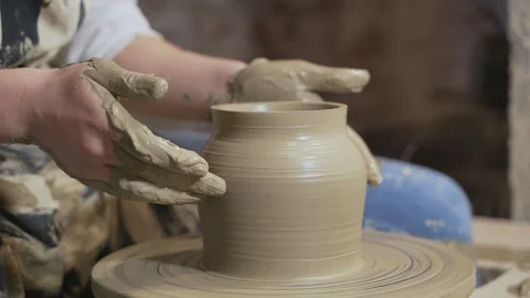 Potter Makes A Vase Video stock 105402580