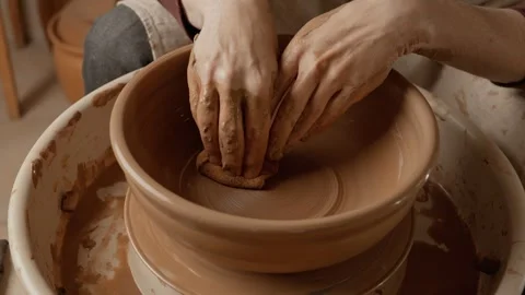 Potter making ceramic plate on pottery wheel using wet sponge. Clay product Vídeo Stock 247433717