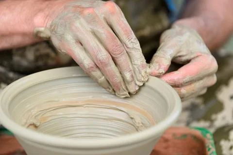 Potter making ceramic pot on the pottery wheel Foto stock