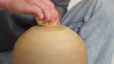 Potter making ceramic pot on the twisted pottery wheel.Sponge at potter Vidéo 162812564