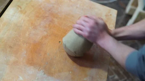 Potter making ceramic pot on the twisted pottery wheel.Mixing Potter Vidéo 162812649