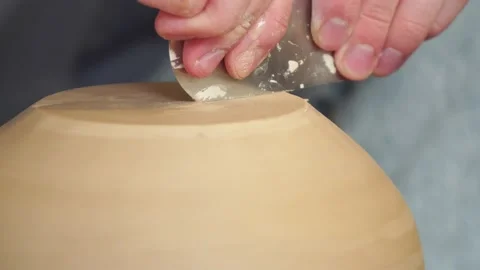 Potter making ceramic pot on the twisted pottery wheel.sharp blade Vidéo 162812734