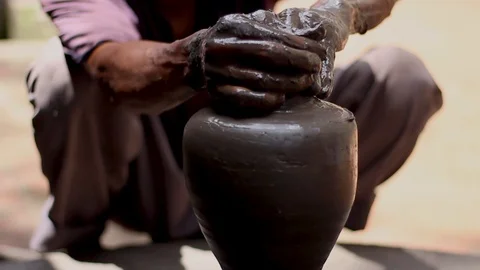 Potter making a vase 動画素材 95036236