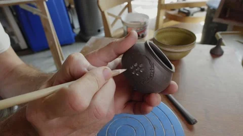 Potter sculpting a pottery Vídeo Stock 167681189