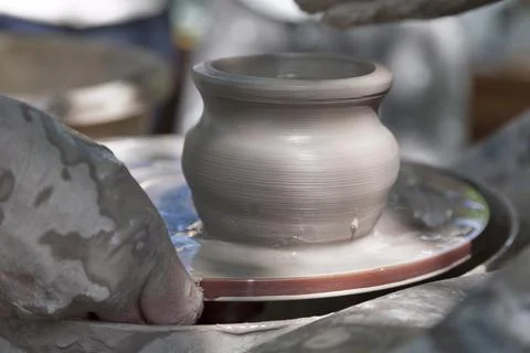 Potter shaping a ceramic pot Foto stock
