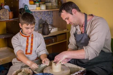 Potter showing how to work with ceramic in pottery studio Foto stock