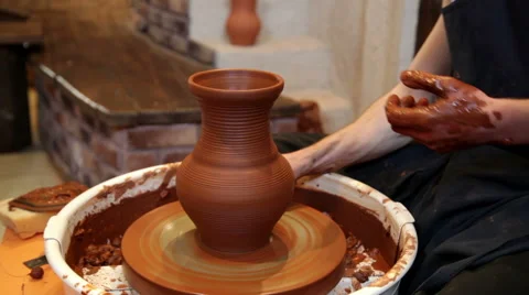 Potter working with clay in pottery 库存影片 56426978