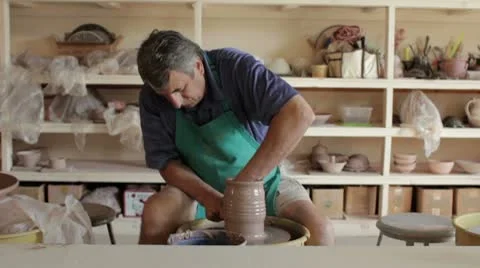 Potter working on the potter's wheel Vídeo Stock 8960800