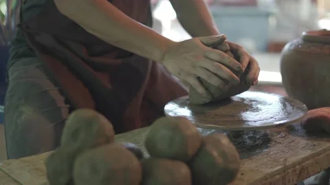 Potter working on potters wheel making ceramic pot from clay in pottery workshop Vídeos de archivo 158968452