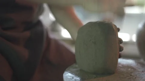 Potter working on potters wheel making ceramic pot from clay in pottery workshop Vídeos de archivo 158968793