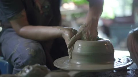 Potter working on potters wheel making ceramic pot from clay in pottery workshop Vídeos de archivo 158970285