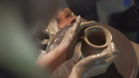Potter working on potters wheel making ceramic pot from clay in pottery workshop Vídeos de archivo 158974127