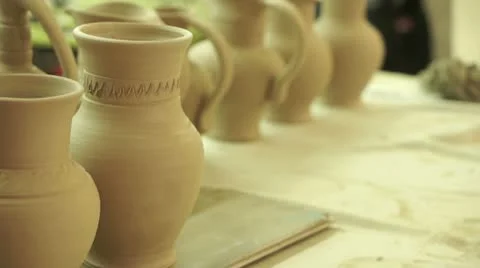 Potter works. Crockery creation process in pottery on potters' wheel Vidéo 22103300