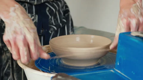 Potter's hands separates the finished ceramic product from the pottery wheel.Clo Vídeo Stock 234853472