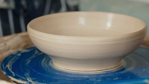Potter's hands separates the finished ceramic product from the pottery wheel.Clo Vidéo 234854024
