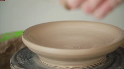 Potter's hands separates the finished ceramic product from the pottery wheel.Clo Vidéo 234857385