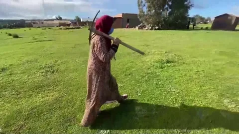 Potters in Tunisia continue with the traditional method to make their pieces, Se 스톡 동영상 204098074