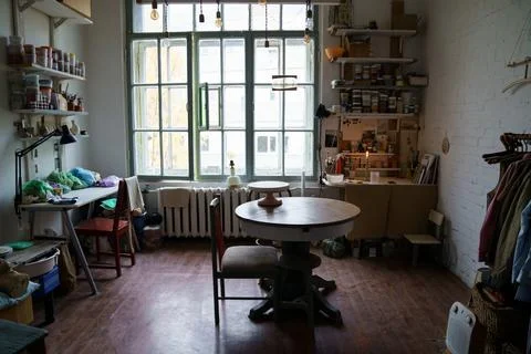 Pottery art workshop workplace: creative studio interior with table and 스톡 사진