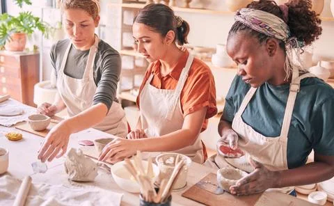 Pottery class, ceramic workshop or group design sculpture mold, clay 스톡 사진