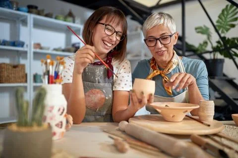 Pottery class of making handmade pot and paint them . Creative, hobby ,acti.. Foto stock