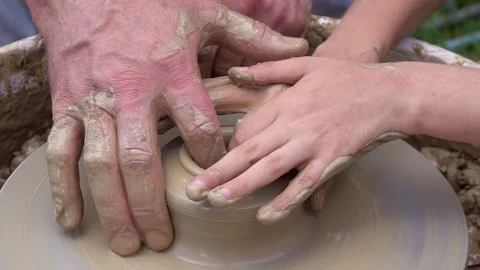 A pottery master class in a traditional workshop. Stock Footage 120917313