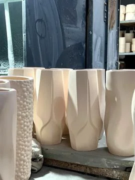In a pottery studio, artisans shape clay into unique ceramic pieces, showca.. Stock-Fotos
