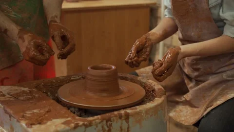 Pottery training, a close-up of a man potter teaches a man how to properly mold Vídeo Stock 155754383