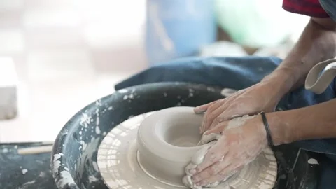 POTTERY WHEEL BOY SLOW MOTION WORKING ON CERAMIC Vidéo 302383371