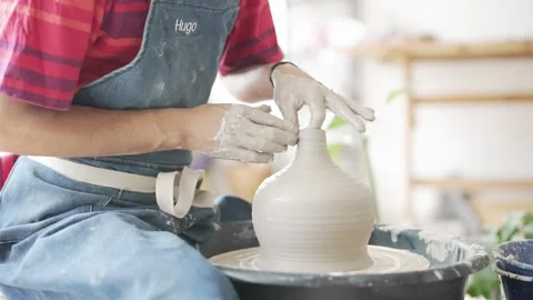 POTTERY WHEEL BOY WORKING ON CERAMIC Vidéo 302383188