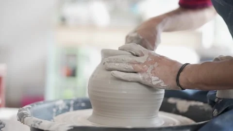 POTTERY WHEEL CLOSE UP BOY WORKING ON CERAMIC Vidéo 302383348