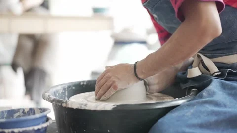 POTTERY WHEEL HANDS WORKING ON CERAMIC Vidéo 302383378