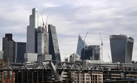 Pound and markets react positively after UK governemnt U-turn on 45p tax rate, L 스톡 사진