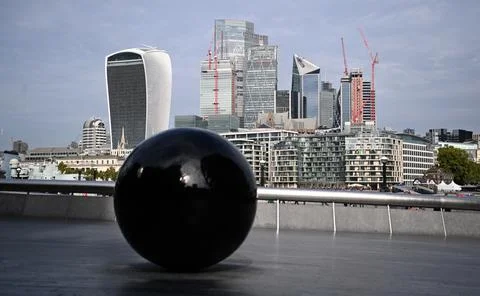Pound and markets react positively after UK governemnt U-turn on 45p tax rate, L Stockfoto's