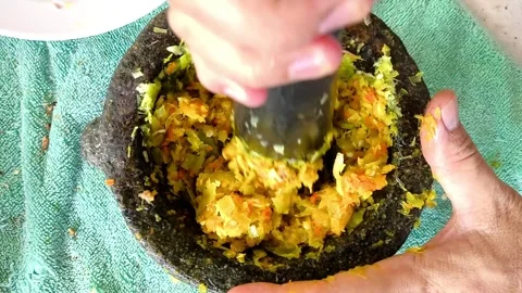 Pounding chilipaste Video stock 336951882
