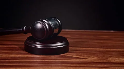 Pounding Gavel on Block Vidéo 57541679