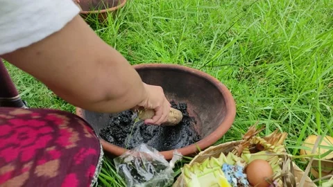 Pounding the remaining bones in the Ngaben tradition 스톡 동영상 209149406