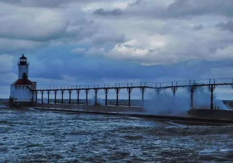 Pounding Waves Against the Pier Fotos de archivo
