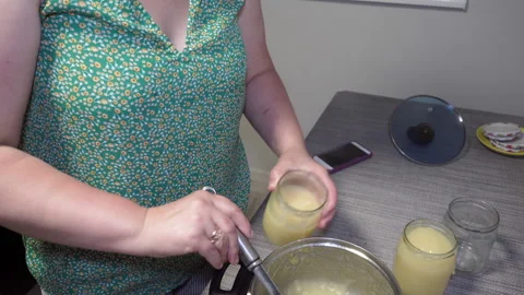 Pour applesauce into a jar Video stock 321545720