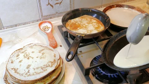 Pour batter for pancakes into a pan 스톡 동영상 123588573