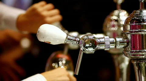 Pour beer in bar Video stock 847565