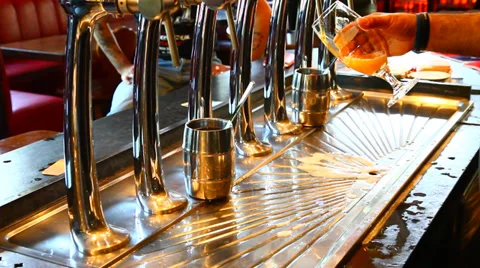 Pour beer in bar 動画素材 38717588