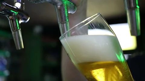Pour beer in bar Video stock 64935806