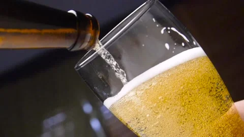 Pour beer from the bottle to the last drop Stock-Footage 88583481