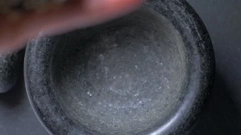 Pour black and white pepper into a mortar. Slow motion Vídeo Stock 105618138