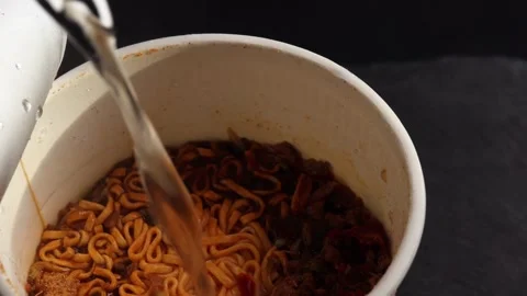 Pour boiling water auto quick-cook instant noodles mixed with dry vegetables Stock Footage 270946328