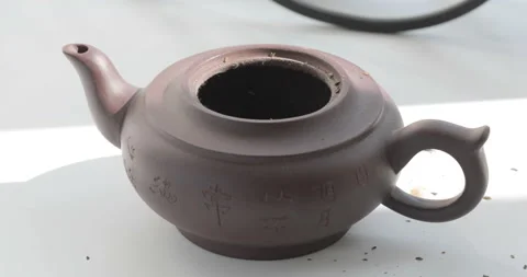 Pour boiling water into a teapot Stock Footage 139765736