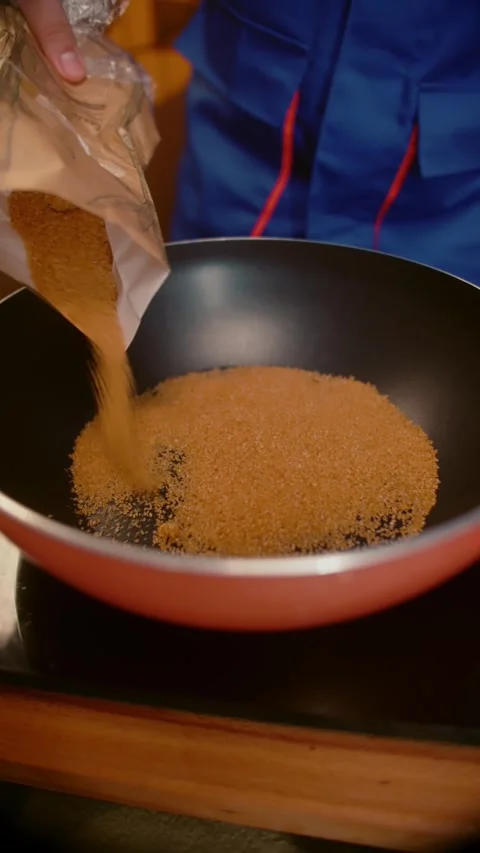 Pour Brown Sugar into a Pan Vídeos de archivo 283470717