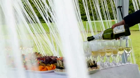 Pour the champagne into glasses 動画素材 50225752